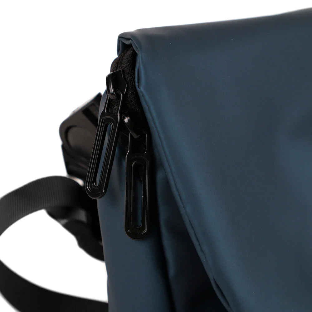 Tracker Everyday Crossbody Mini Messenger bag - Image 12